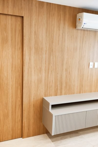 painel com porta de correr e rack
