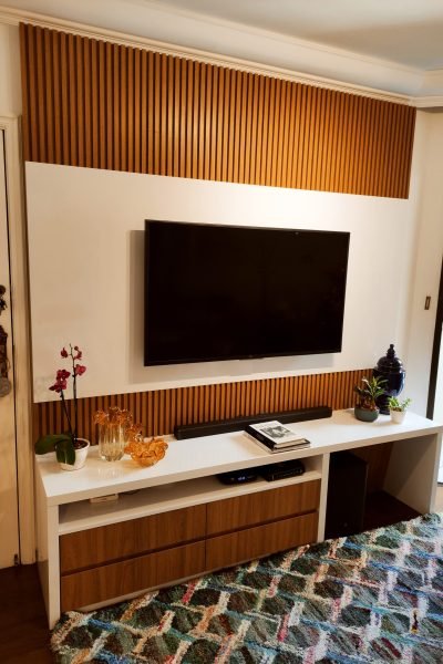 PAINEL DE TV RIPADO E RACK