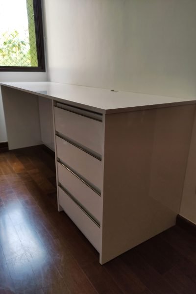 Escrivaninha laqueada